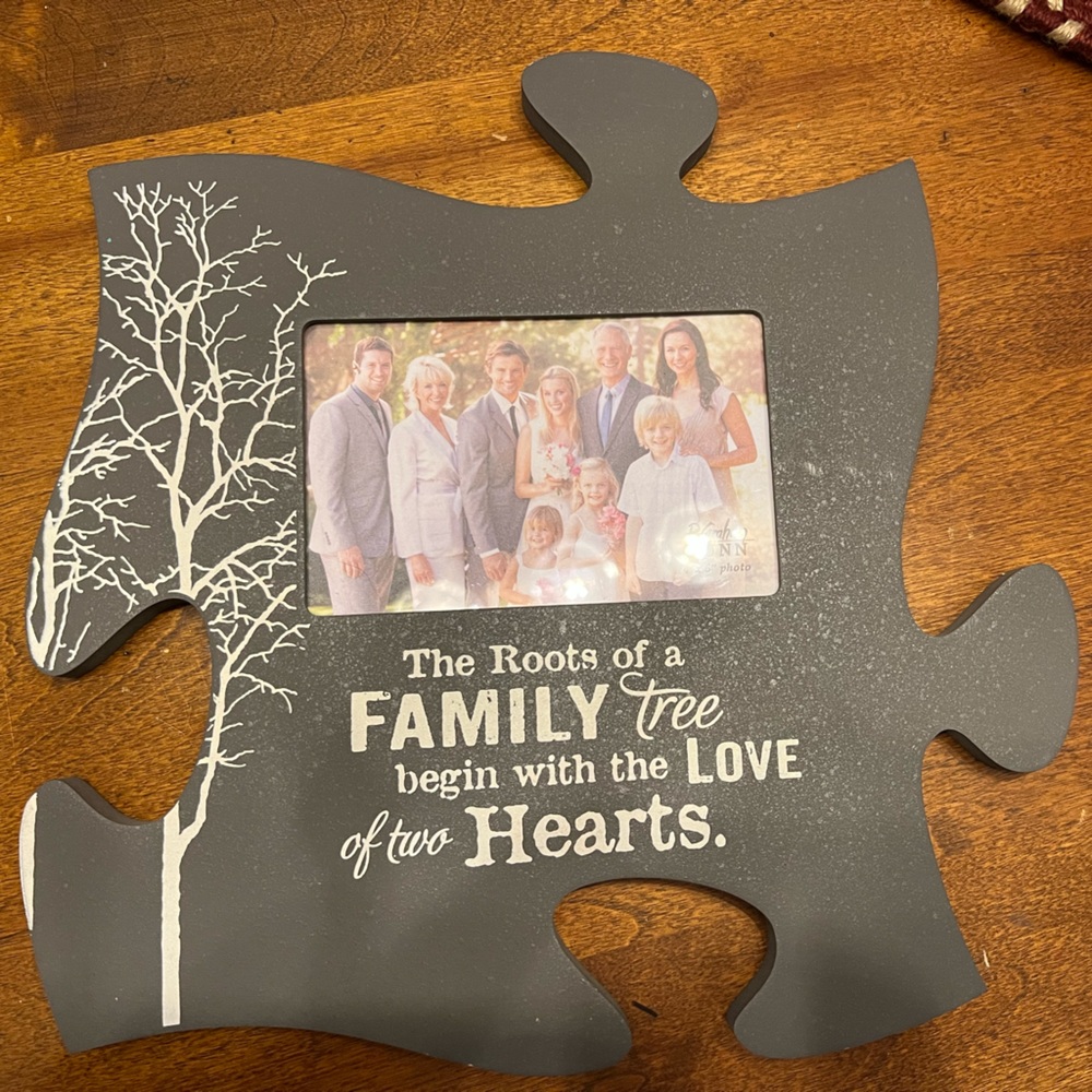 Family Tree Puzzle Piece Frame- brand new